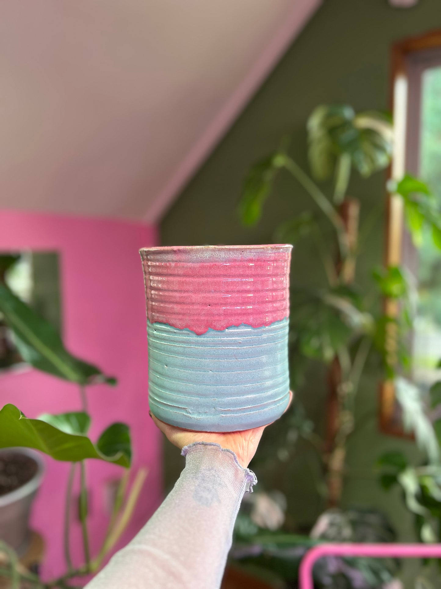 Macetero de cerámica Gres celeste y rosado 14x17 cms