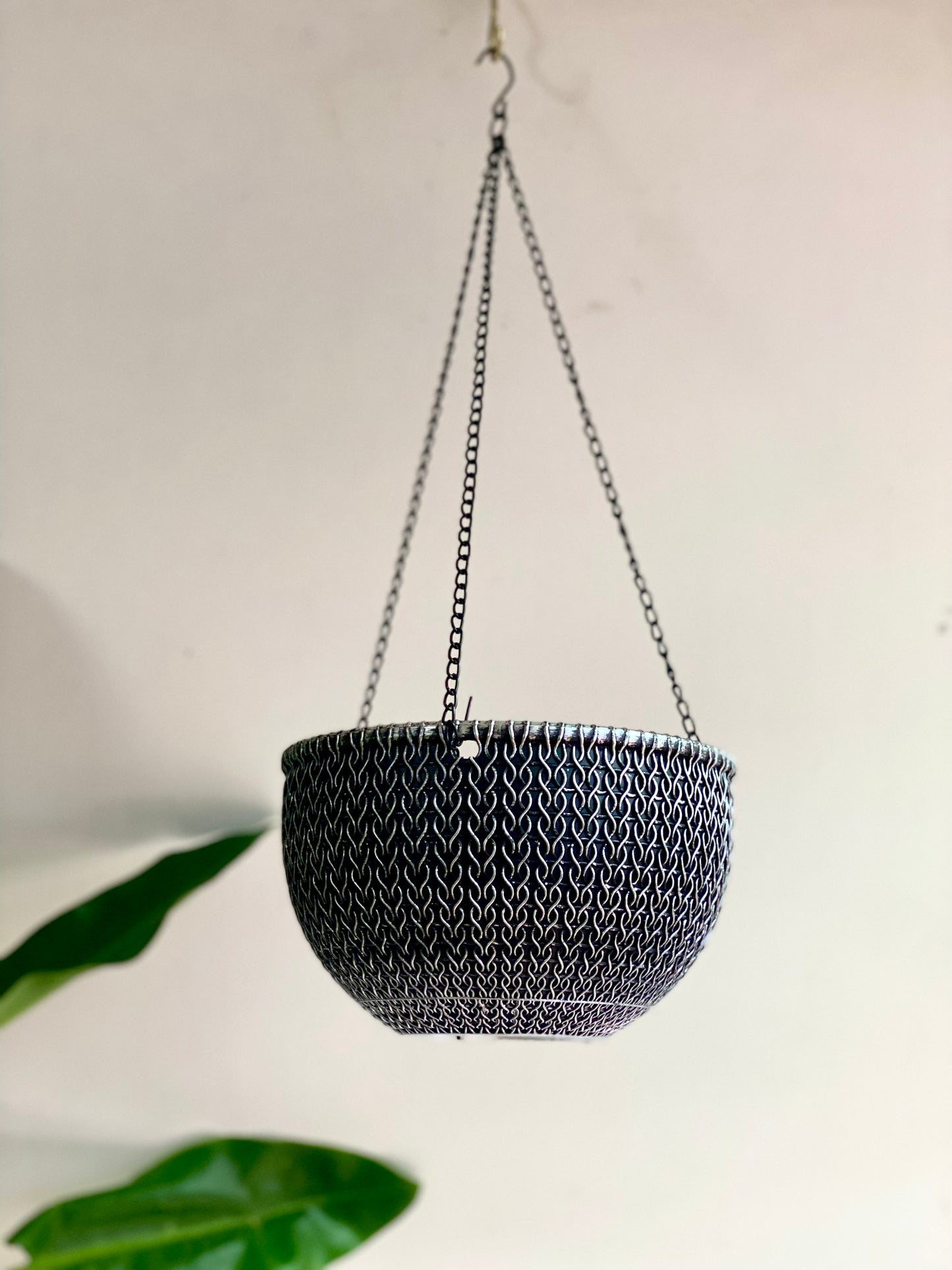 Maceta colgante plateada con textura D20 cms