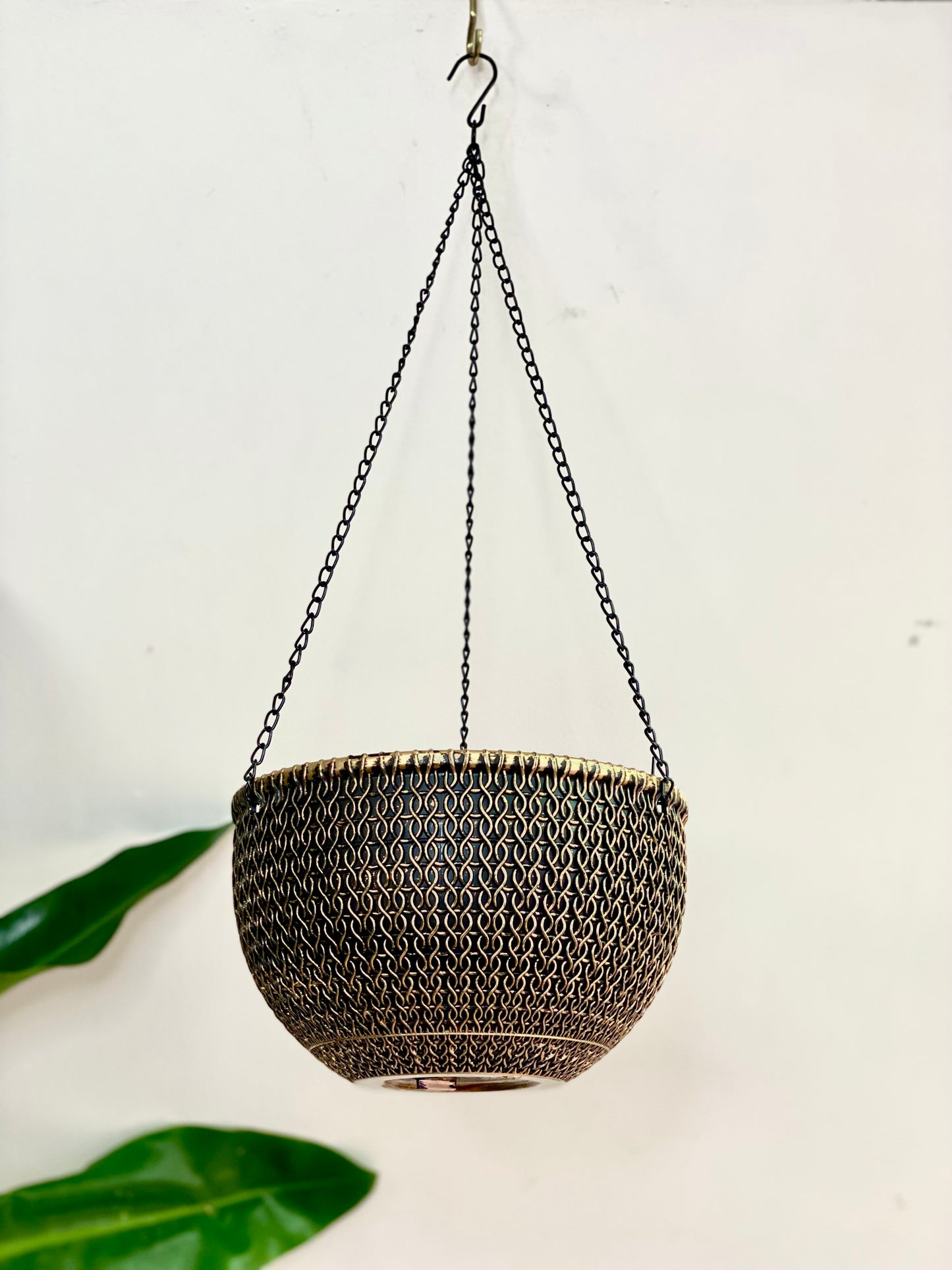 Maceta colgante dorada con textura