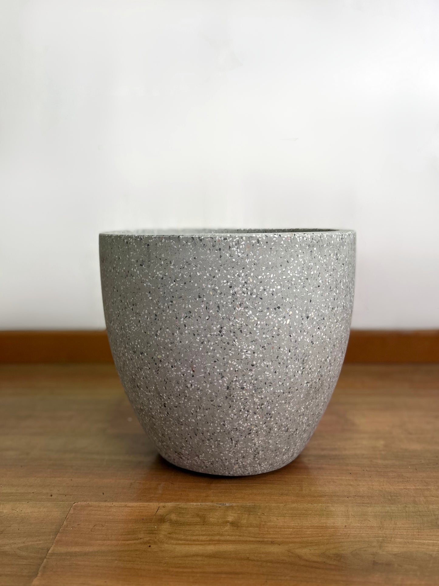 Macetero terrazzo redondo gris de cerámica, diseño moderno moteado ideal para plantas de interior