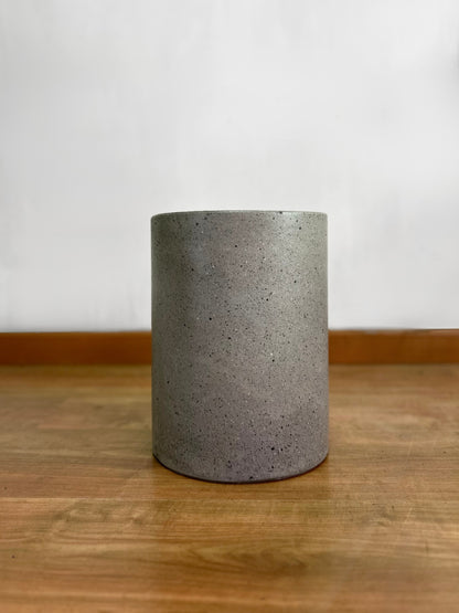 Macetero de concreto en forma de tubo cilíndrico de color gris crudo, acabado minimalista y moderno